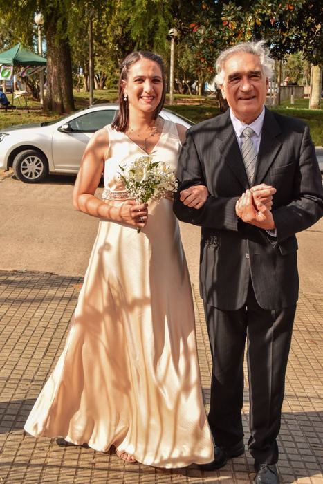Novia y su padre camino a la ceremonia