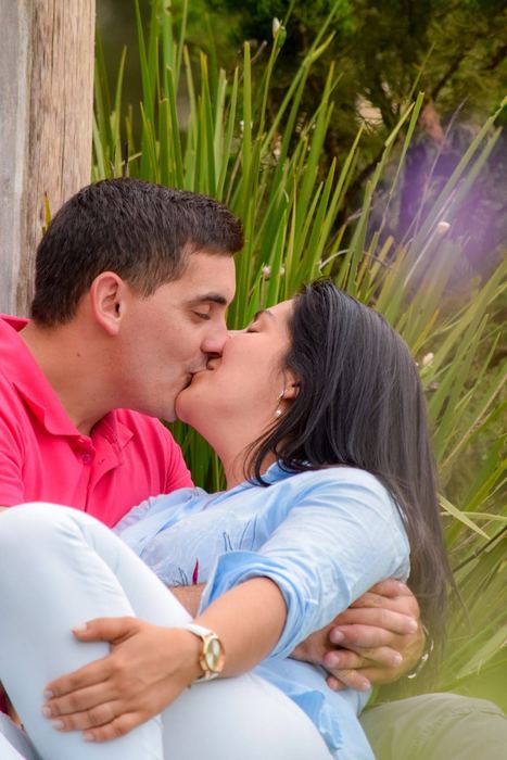 Pareja besándose entre flores