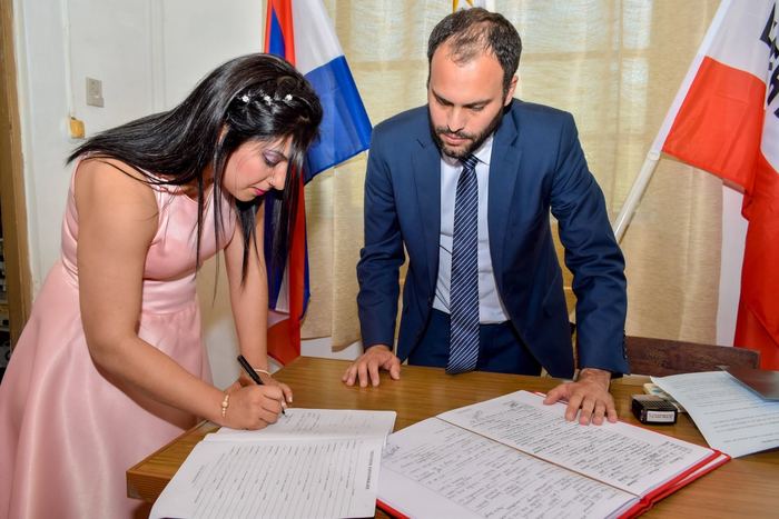 Novios firmando el acta en el civil