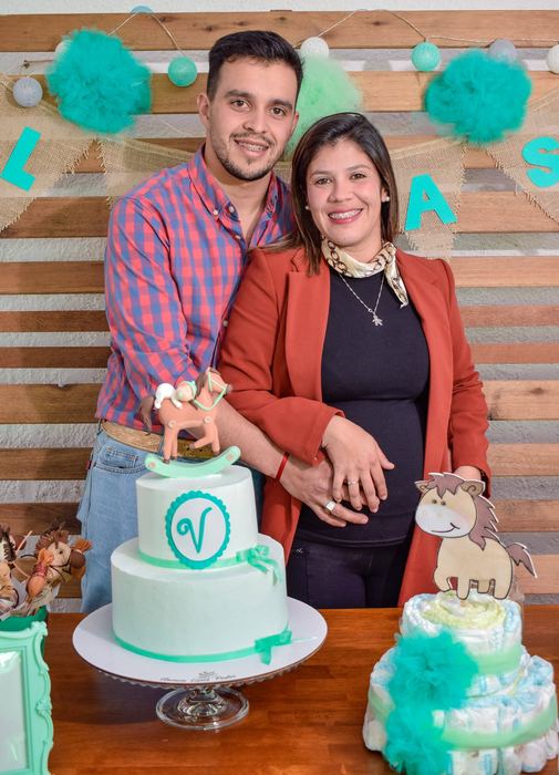 Futuros papás en su baby shower