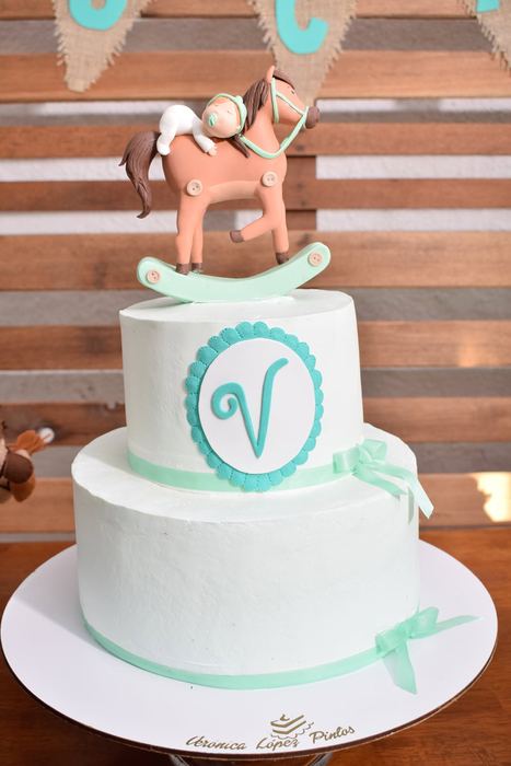 Torta del baby shower con un caballito de madera