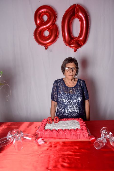 Homenajeada de 80 años junto a su torta
