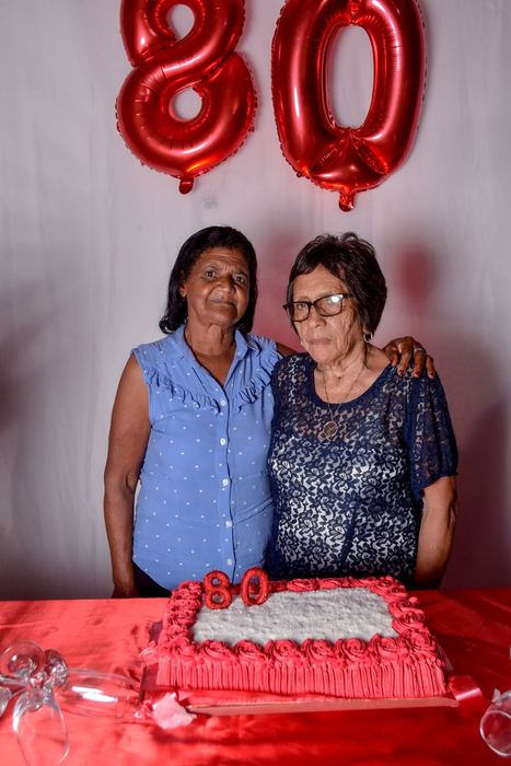 Homenajeada de 80 años abrazada a una amiga