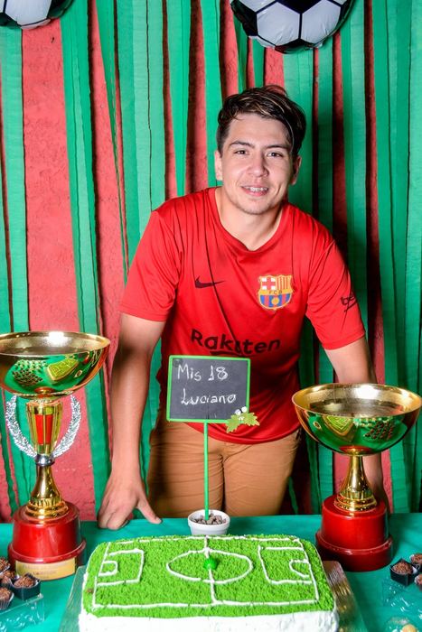 Joven festejando sus 18 años