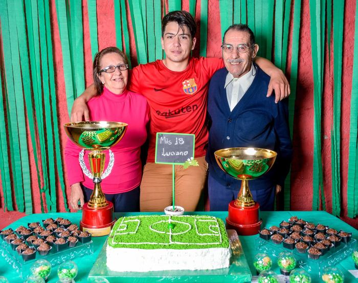 Cumpleañero de 18 con sus abuelos
