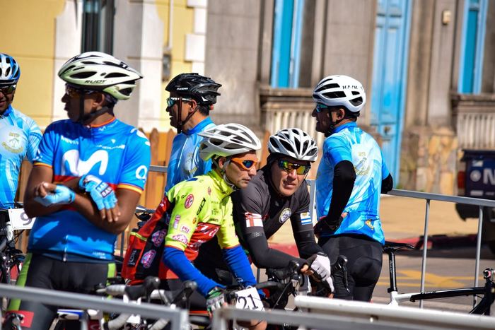 Ciclistas en la largada de una carrera