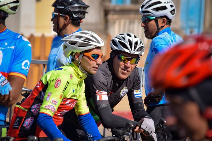 Grupo de ciclistas listos para salir