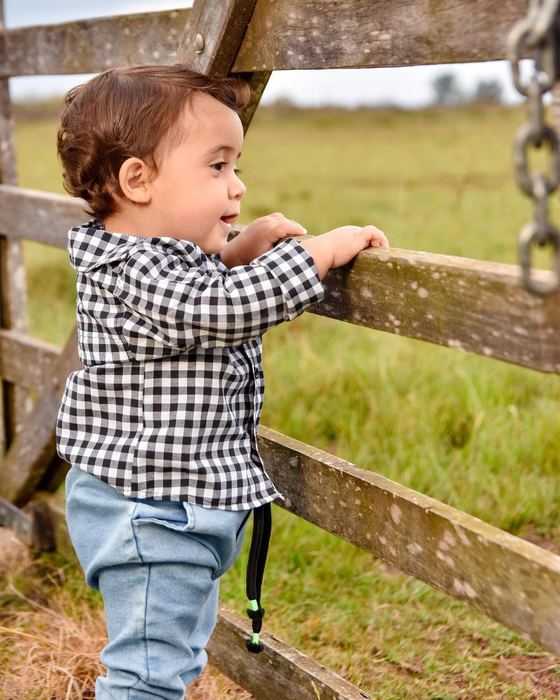 Nene mirando el campo desde el alambrado