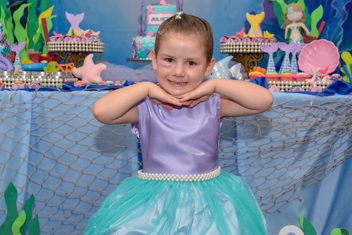 Nena con vestido de sirena