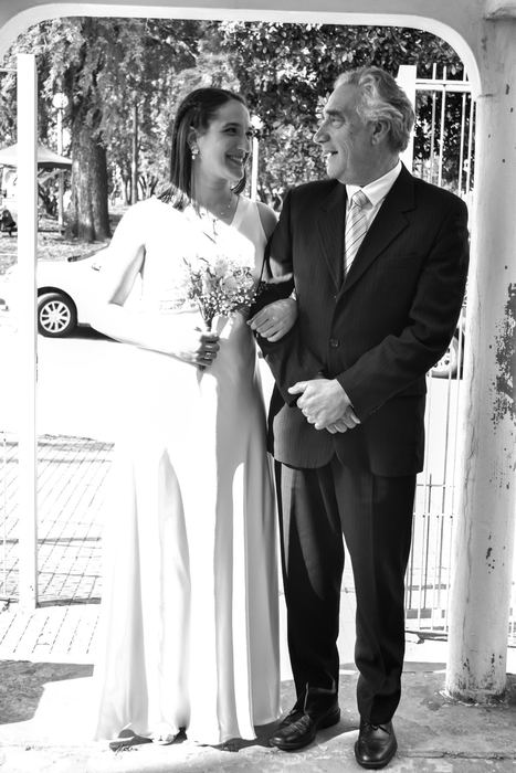 Novia del brazo de su padre en blanco y negro