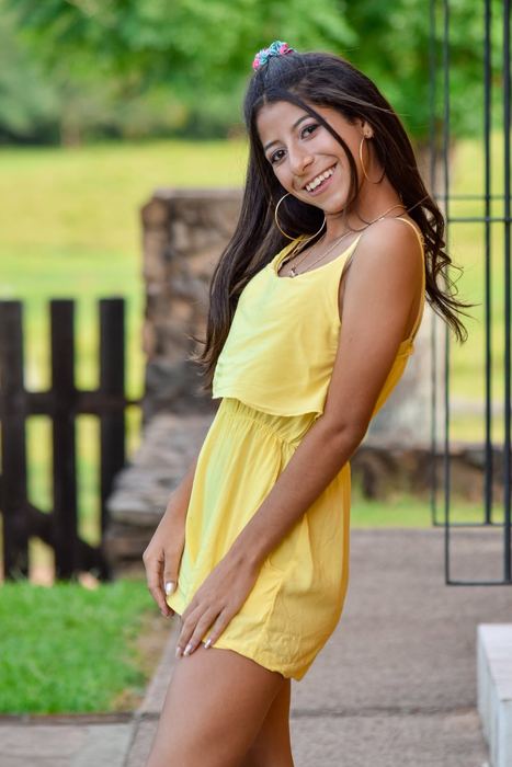 Quinceañera con vestido amarillo sonriendo
