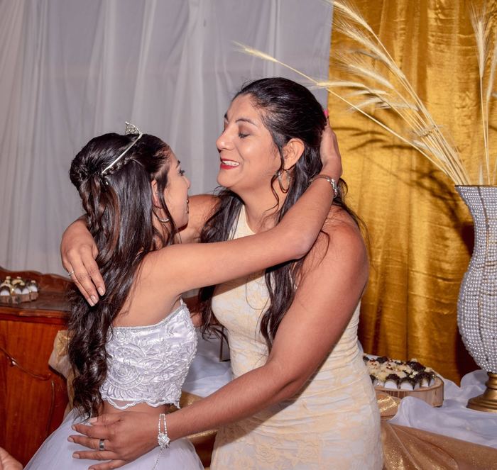Quinceañera abrazando a su mamá