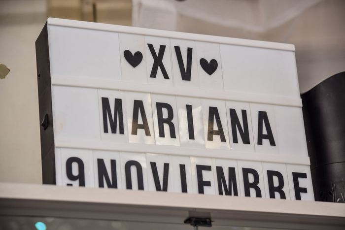 Cartel luminoso con el nombre y la fecha de los XV de Mariana